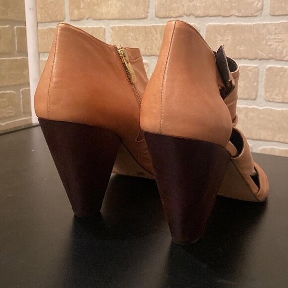 Modern Western Vince Camuto Peep Toe Heels Boho Chic Minimalist Booties - Picture 7 of 10